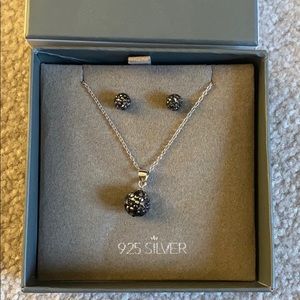 Earrings / necklace set